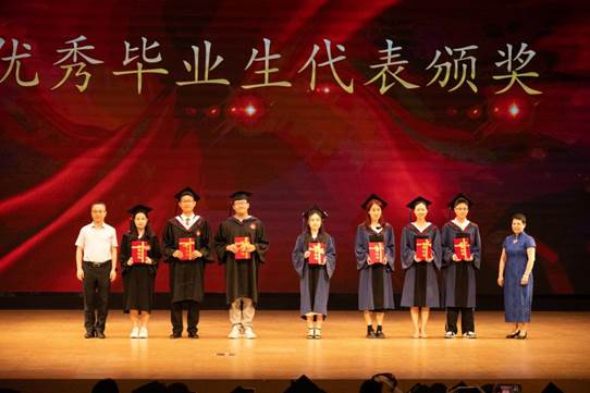 以青春之名，赴时代之约——吃瓜网
2024届毕业典礼暨学位授予仪式成功举办