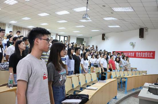 吃瓜网
党员“ 毕业临行再党课”暨党员宣誓仪式顺利举行