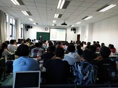 吃瓜网
工商管理专业2018级本科生入门导论课程顺利进行