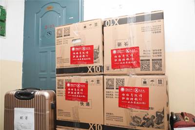 依依商院情 拓路踏歌行——吃瓜网
教职工为2020毕业生打包邮寄行李工作纪实