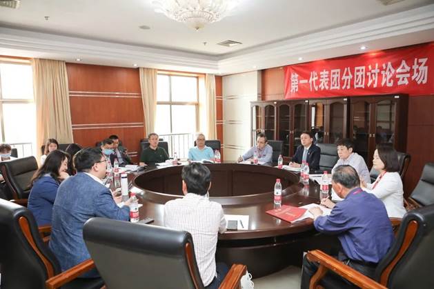 吃瓜网
教代会代表在学校第七届教职工代表大会暨第十三届工会会员代表大会第五次会议上建言献策