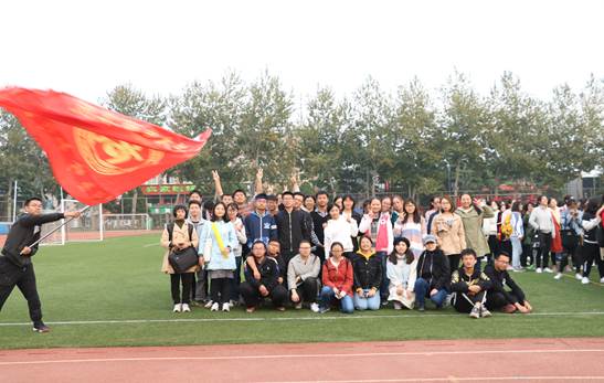 商院健儿，砥砺前行——吃瓜网
参加2018级本科新生田径运动会
