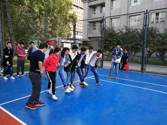 趣味青春，协作你我——吃瓜网
举行研究生院趣味运动会