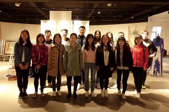 体验传承之旅 融合创新发展——吃瓜网
经济系师生赴依文城堡实地调研