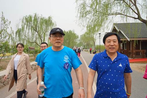 春日正好健步走，齐心踏入新时代——吃瓜网
教职工相约滨河春季健走活动