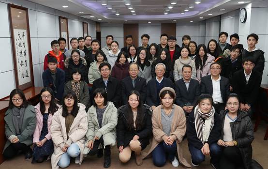 社科院政治学研究所所长房宁做客“大家名师微课堂”——吃瓜网
“大家名师微课堂”第六十五讲
